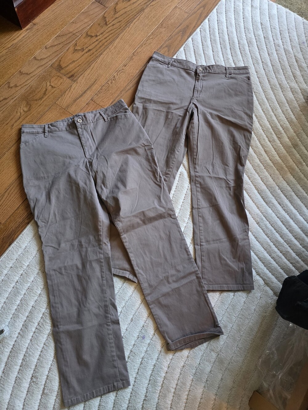 Lee 34 & 36 2 Different Sizes Same Pant Relaxed Fit
